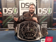 Ein Mann sitzt lächelnd an einem Pokertisch, umgeben von Chips und Karten. Er hält stolz den Siegerpokal der Deutschen Series of Poker (DSO) im Jahr 2025.