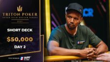 Ein Mann sitzt an einem Pokertisch und betrachtet konzentriert seine Karten. Um ihn herum sind andere Spieler und ein Dealer zu sehen. Die Spannung ist in der Luft spürbar.