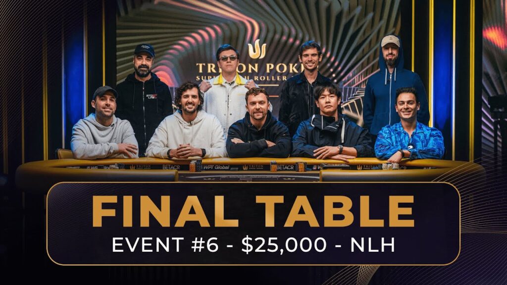 Ein Pokerspieler mit einem grünen Hoodie und einer schwarzen Kappe sitzt an einem Tisch, umgeben von Chips und Karten. Er konzentriert sich auf sein Blatt, während andere Spieler im Hinter