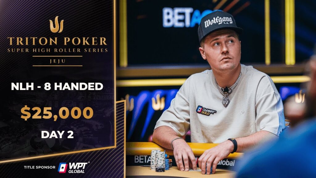 Ein High-Stakes-Pokerspiel bei Triton mit Spielern, die um hohe Einsätze kämpfen. Der Tisch ist mit Chips, Karten und Getränken gefüllt, während die Spieler konzentriert