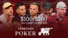 Ein Bild von einem Pokertisch im Venetian Resort in Las Vegas, mit Spielern, die Poker spielen. Die Spieler haben Karten in der Hand und Chips auf dem Tisch. Der Raum ist gut beleuchtet und hat eine ents