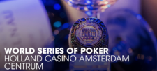 Ein Pokertisch mit Spielkarten, Jetons und einem Dealer in einem Casino in Amsterdam während der World Series of Poker Circuit Veranstaltung.