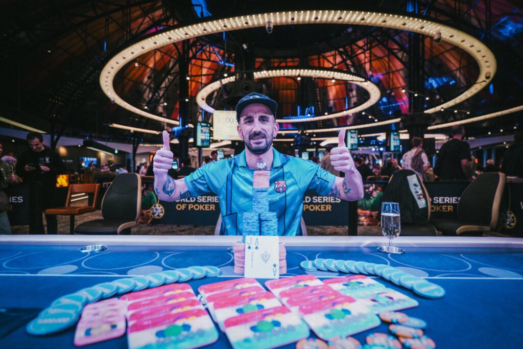 Ein Pokerspieler jubelt nach seinem Sieg beim WSOP Circuit Main Event in Amsterdam.