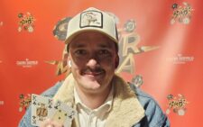 Ein Mann und eine Frau spielen Poker an einem eleganten Tisch in einem schicken Casino. Der Mann hat einen Anzug an und die Frau trägt ein elegantes Abendkleid. Sie haben ernste Gesichtsausdrücke