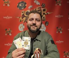 Ein Stapel von Pokerchips in verschiedenen Farben und Werten auf einem grünen Pokertisch.