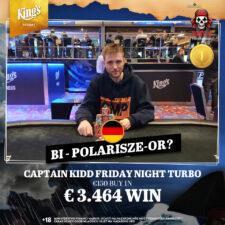 Ein glücklicher Mann hält eine Reihe von Pokerchips in seiner Hand, während er lächelnd vor einem Pokertisch sitzt.