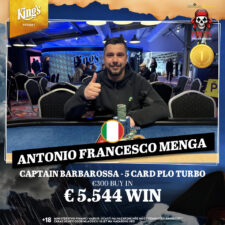 Ein Mann spielt Poker an einem Tisch in einem eleganten Casino, umgeben von Mitspielern und einer professionellen Dealerin.