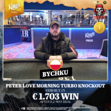 Ein Mann in einem schwarzen Anzug und einer roten Krawatte sitzt an einem Pokertisch und zeigt einen Royal Flush, während die anderen Spieler überrascht reagieren.