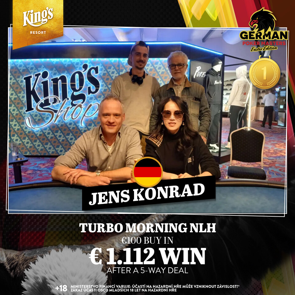 Ein Mann und eine Frau spielen Poker an einem eleganten Tisch in einem luxuriösen Casino. Der Mann hat Karten in der Hand und schaut konzentriert auf seine Karten, während die Frau mit einem selbstbewussten