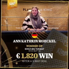 Ein Mann in einem schwarzen Anzug hält zwei Spielkarten in der Hand und schaut konzentriert auf den Pokertisch. Im Hintergrund sind andere Spieler und Pokerchips zu sehen.