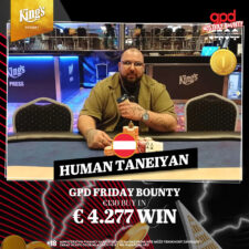 Ein farbenfrohes und lebendiges Bild eines Pokerspieltisches mit Spielkarten, Pokerchips und Getränken, umgeben von einer aufgeregten Menschenmenge.