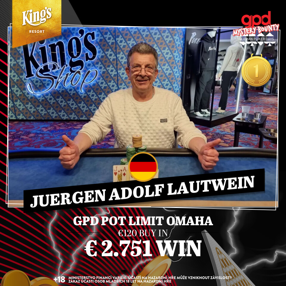 Ein Mann sitzt an einem Pokertisch und hält zwei Karten in der Hand, während er konzentriert auf die Gemeinschaftskarten schaut. Andere Spieler sind im Hintergrund zu sehen.