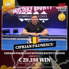 Ein professioneller Pokertisch mit grünem Filz, umgeben von Spielkarten, Pokerchips und Getränken, während eine Gruppe von Menschen in spannender Atmosphäre Poker spielt.