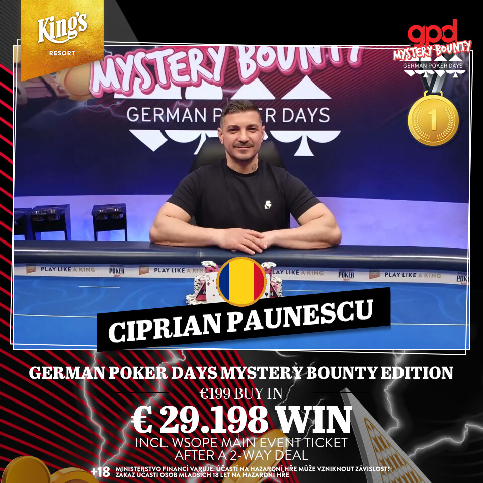 Ein professioneller Pokertisch mit grünem Filz, umgeben von Spielkarten, Pokerchips und Getränken, während eine Gruppe von Menschen in spannender Atmosphäre Poker spielt.