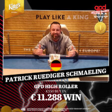 Ein professioneller Pokerspieler mit Sonnenbrille und Kappe sitzt an einem Pokertisch und betrachtet konzentriert seine Karten. Im Hintergrund sind weitere Spieler und Chips zu sehen.