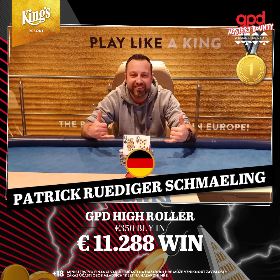 Ein professioneller Pokerspieler mit Sonnenbrille und Kappe sitzt an einem Pokertisch und betrachtet konzentriert seine Karten. Im Hintergrund sind weitere Spieler und Chips zu sehen.
