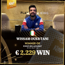 Ein Mann in einem schwarzen Anzug und einer Sonnenbrille spielt Poker an einem eleganten Tisch in einem luxuriösen Casino. Er hält Pokerchips in seiner Hand und wirkt konzentriert.