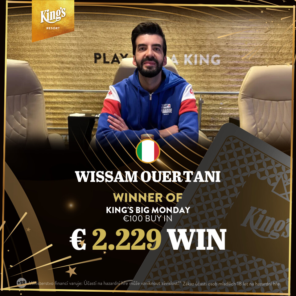 Ein Mann in einem schwarzen Anzug und einer Sonnenbrille spielt Poker an einem eleganten Tisch in einem luxuriösen Casino. Er hält Pokerchips in seiner Hand und wirkt konzentriert.