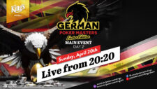 Ein professioneller Pokertisch mit grünem Filz und einem Stapel von Pokerchips in verschiedenen Farben, umgeben von Spielkarten und Getränken. Hände von Spielern sind auf dem Tisch zu sehen.