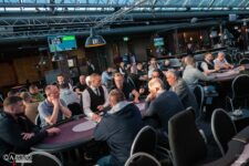 Ein Mann und eine Frau spielen Poker in einem eleganten Casino. Der Mann hat eine Hand mit Chips, während die Frau konzentriert ihre Karten betrachtet. Die Atmosphäre ist gespannt und stilvoll.