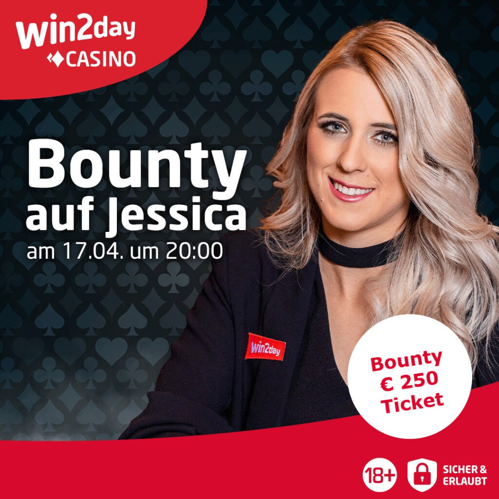 Ein Mann und eine Frau sitzen lächelnd an einem Pokertisch mit Karten und Chips. Der Mann hat eine Hand am Kinn und schaut nachdenklich, während die Frau selbstbewusst in die Kamera lä