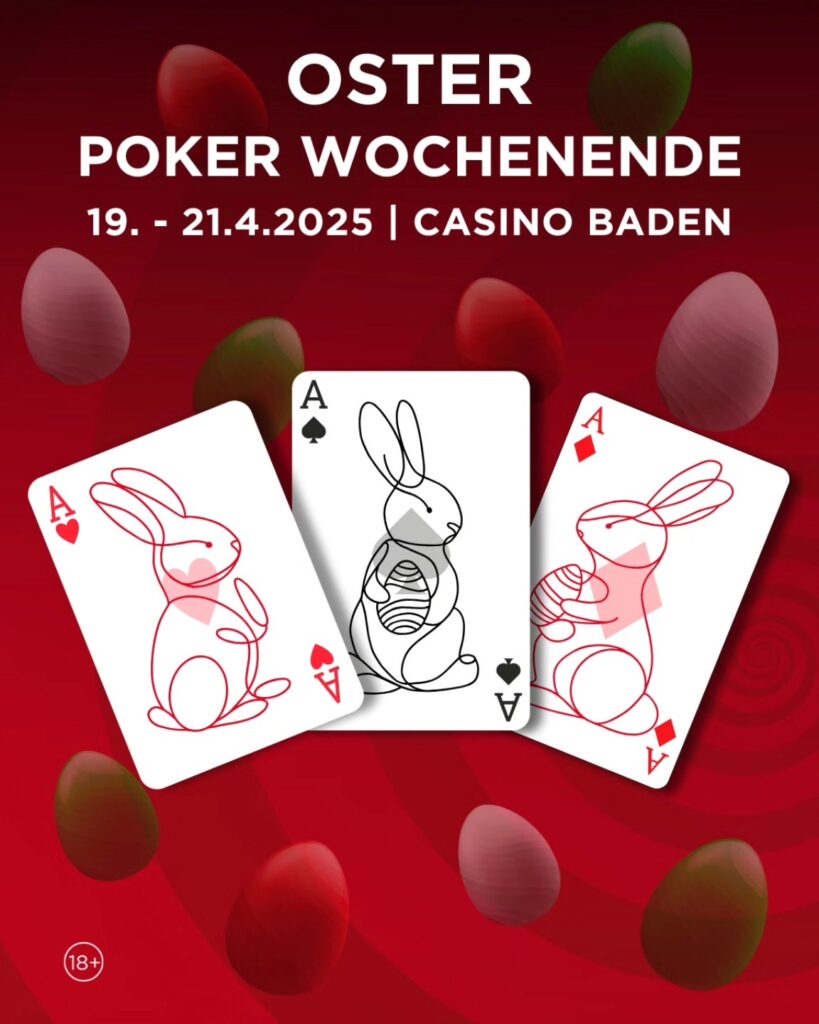 Ein Mann sitzt an einem Pokertisch und hält eine Hand mit Spielkarten. Er trägt einen grünen Kapuzenpulli und eine schwarze Kappe. Im Hintergrund sind weitere Spieler und Pokerchips zu