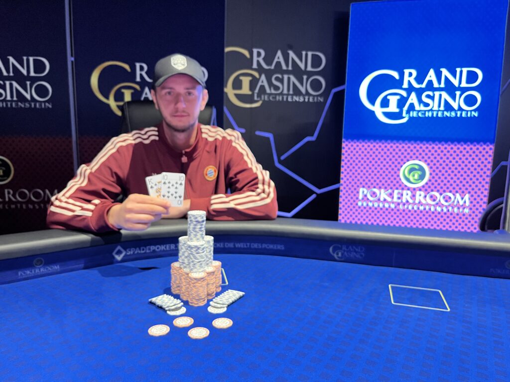 Ein lebhaftes Bild eines Pokertisches während eines Bounty Monday-Turniers. Spieler sitzen rund um den Tisch, Karten und Chips liegen verteilt. Die Spannung und Konzentration der Spieler ist spürbar.