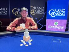 Ein lebhaftes Bild eines Pokertisches während eines Bounty Monday-Turniers. Spieler sitzen rund um den Tisch, Karten und Chips liegen verteilt. Die Spannung und Konzentration der Spieler ist spürbar.