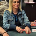 Ein leerer Pokertisch mit einem Stapel Pokerchips, Karten und einem Dealer-Button.