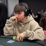 Ein professioneller Pokertisch mit grünem Filz, umgeben von Stühlen, Pokerchips und Spielkarten.