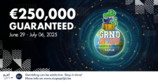 Ein buntes Plakat für die Veranstaltung "Circus Grand on Tour Namur" mit auffälligen Farben und verschiedenen Artisten, die akrobatische Kunststücke zeigen. Im Vordergrund steht ein Clown mit