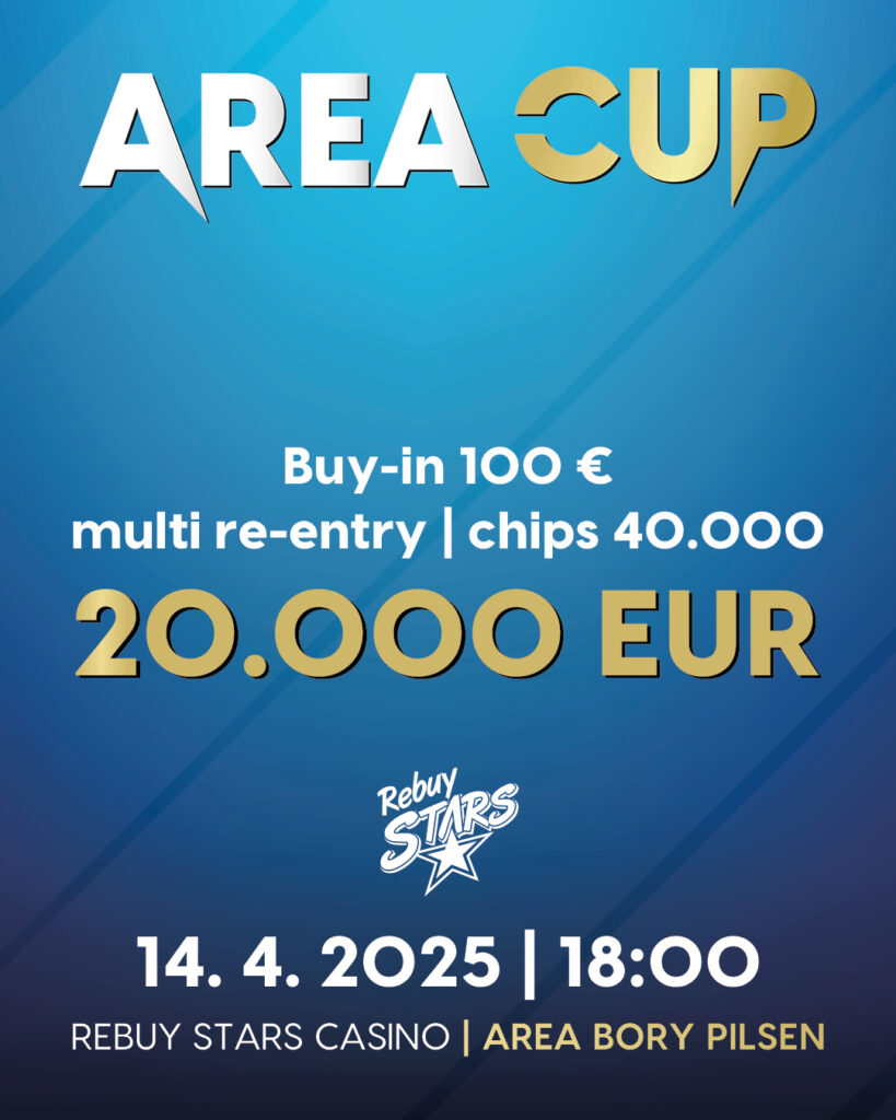 Ein Pokertisch mit Spielkarten, Chips und Getränken während eines Turniers im Casino.