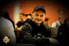 Ein Mann namens Fabian Bartuschek, der im Jahr 2024 posiert. Er hat kurze Haare und trägt ein schwarzes Hemd.