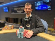 Ein Tisch mit Pokerchips und Spielkarten, die bereit liegen für ein Pokerturnier.