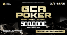 Ein professioneller Pokertisch mit grünen Filz und Chips darauf, umgeben von Spielern in Anzügen und Karten in der Hand. Im Hintergrund sind Scheinwerfer und eine Menschenmenge zu sehen.
