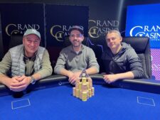 Ein Stapel von Pokerchips verschiedener Farben und Werte auf einem grünen Pokertisch.