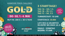 Ein luxuriöser Pokertisch mit goldenen Akzenten, umgeben von stilvoller Medienwand und moderner Beleuchtung.