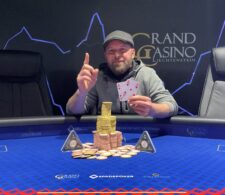 Ein Mann und eine Frau sitzen an einem Pokertisch und halten Karten in der Hand, während sie konzentriert auf ihre Gegner schauen. Im Hintergrund sind Pokerchips und Getränke zu sehen.