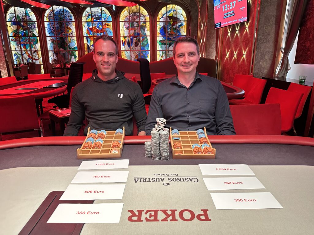 Ein Mann und eine Frau sitzen an einem Pokertisch und spielen Texas Hold'em. Die Frau hält zwei Karten in der Hand und schaut konzentriert auf den Tisch, während der Mann Pokerchips stapelt. Die