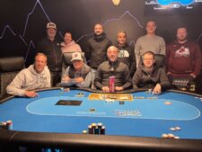 Ein Bild von einem Pokerturnierfinale mit zwei Spielern, die um den Sieg kämpfen. In der Mitte des Tisches liegen Spielkarten und Pokerchips. Die Spieler sind konzentriert und gespan