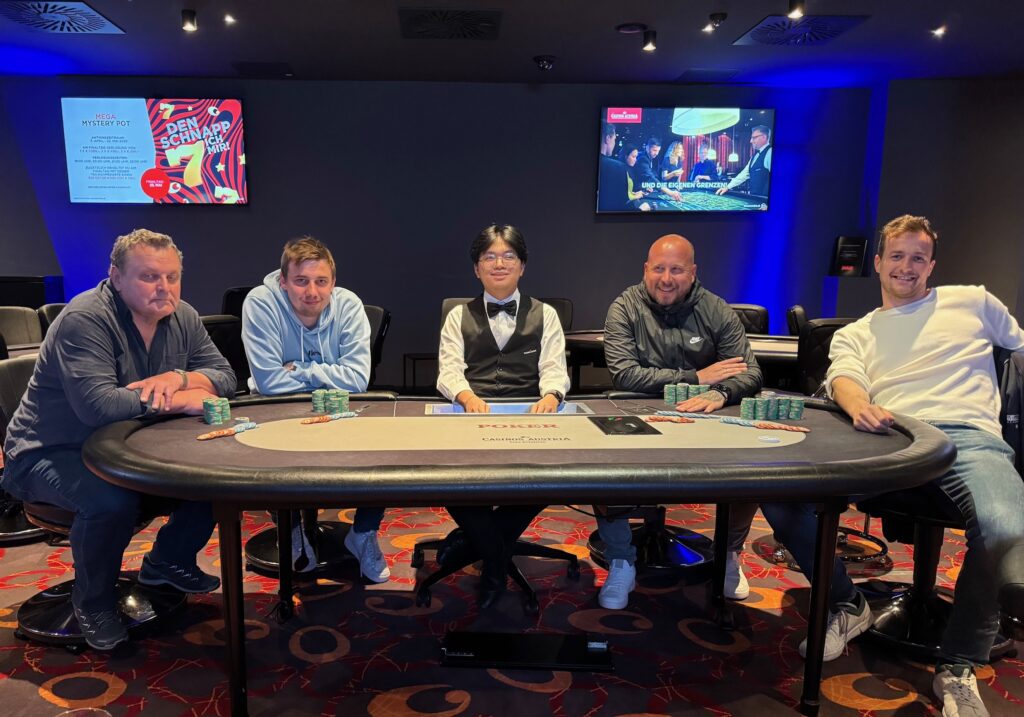 Ein Mann und eine Frau spielen Poker an einem eleganten Tisch in einem stilvollen und gut beleuchteten Raum. Der Mann hat einen Anzug an, die Frau trägt ein elegantes Abendkleid. Karten und Pokerch