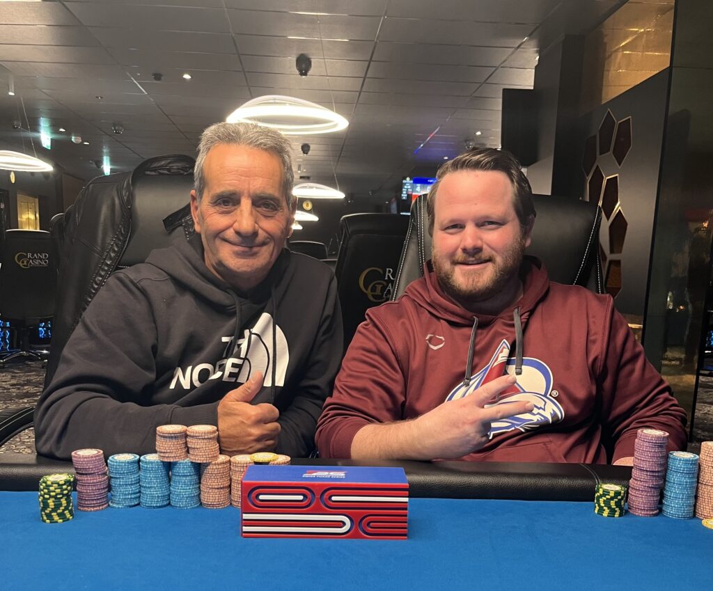 Ein glücklicher Pokerspieler jubelt über seinen Sieg beim letzten Knockout-Turnier.