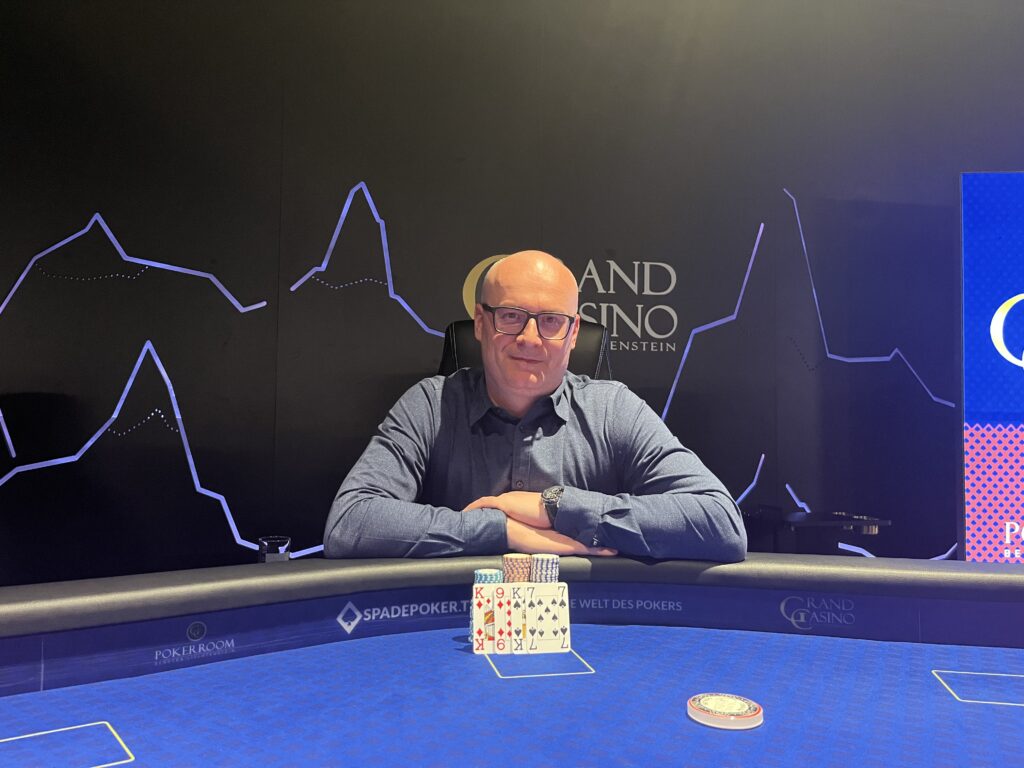 Ein bunter Pokertisch mit verschiedenen Spielkarten und Chips, umgeben von einer Gruppe von Freunden, die lächelnd und konzentriert spielen.