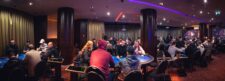 Ein Panoramablick auf eine luxuriöse Pokertischumgebung mit eleganten Möbeln, leuchtenden Kronleuchtern und stilvoller Dekoration.