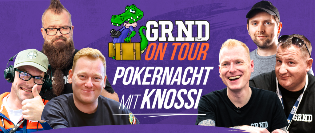 Ein Mann sitzt an einem Pokertisch, umgeben von anderen Spielern. Er trägt Kopfhörer und ein schwarzes Basecap. In der Mitte des Tisches stehen Karten und Pokerchips. Im Hintergrund
