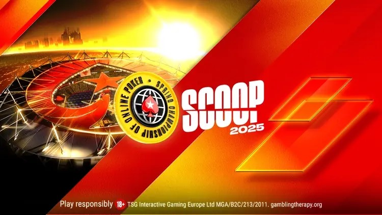 Ein Bild von einem Pokertisch während des SCOOP-Turniers 2025, mit Spielkarten, Chips und einem Dealer.