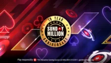 Ein bunter und lebhafter Pokertisch mit Spielkarten, Pokerchips und Getränken, umgeben von jubelnden Menschen in festlicher Stimmung.