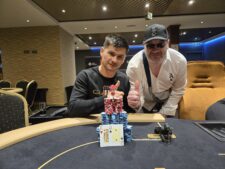 Ein Tisch mit Pokerchips und Spielkarten während eines Pokerturniers am Samstag.