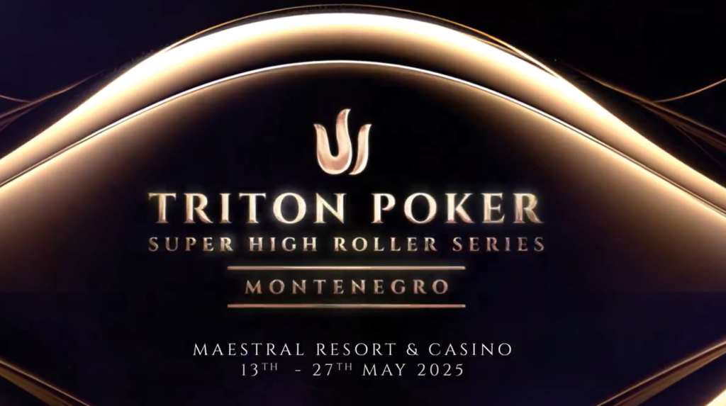 Ein Bild einer Pokerrunde bei einem Triton Super High Roller Event in Montenegro im Jahr 2025. Mehrere Spieler sitzen an einem Pokertisch, umgeben von Zuschauern und Kameras. Die Spieler halten Karten