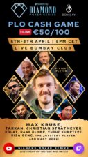 Ein Tisch mit Pokerchips, Karten und Getränken, umgeben von vier Personen, die Poker spielen.